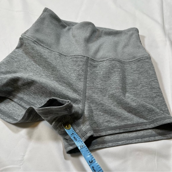ALO YOGA Alosoft Aura Shorts Size XS High-Waist Biker Light Gray - Picture 6 of 7